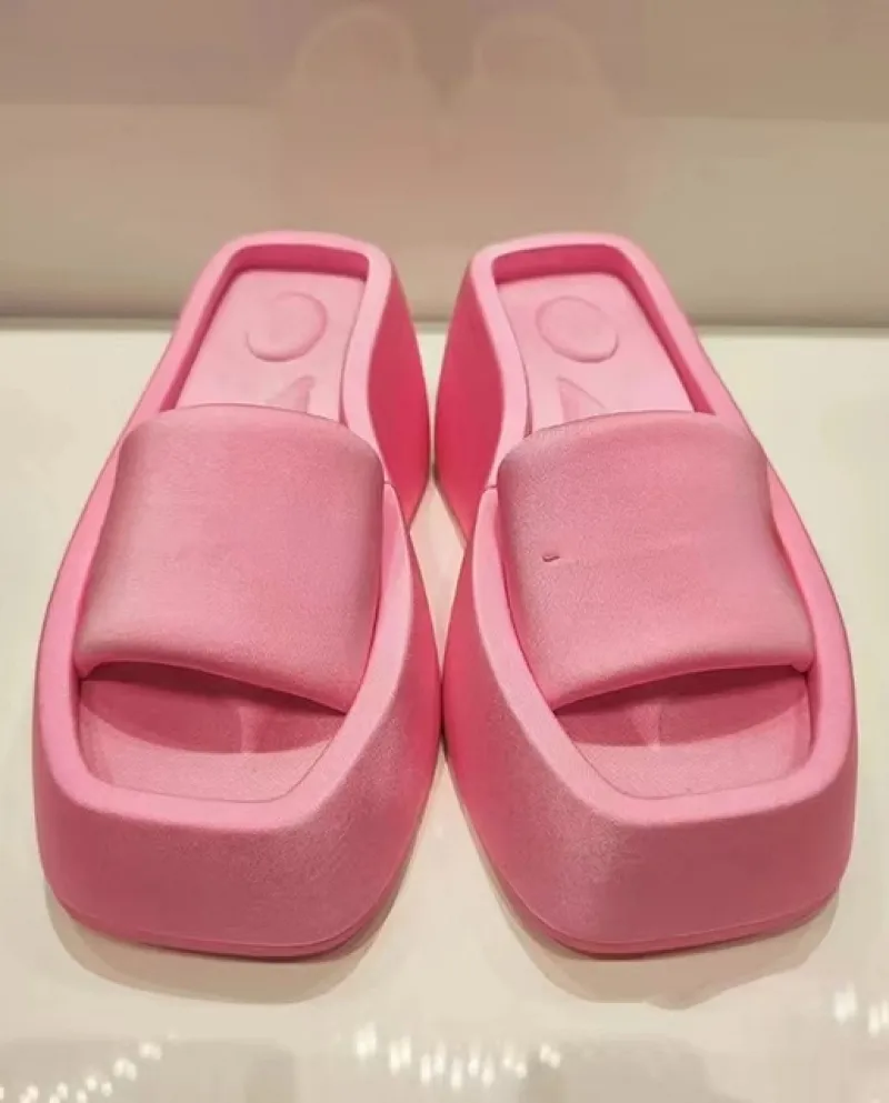 Pantofole da donna con piattaforma di marca Design 2022 Nuova estate Sandali in raso con punta quadrata Scarpe spesse da spiaggi