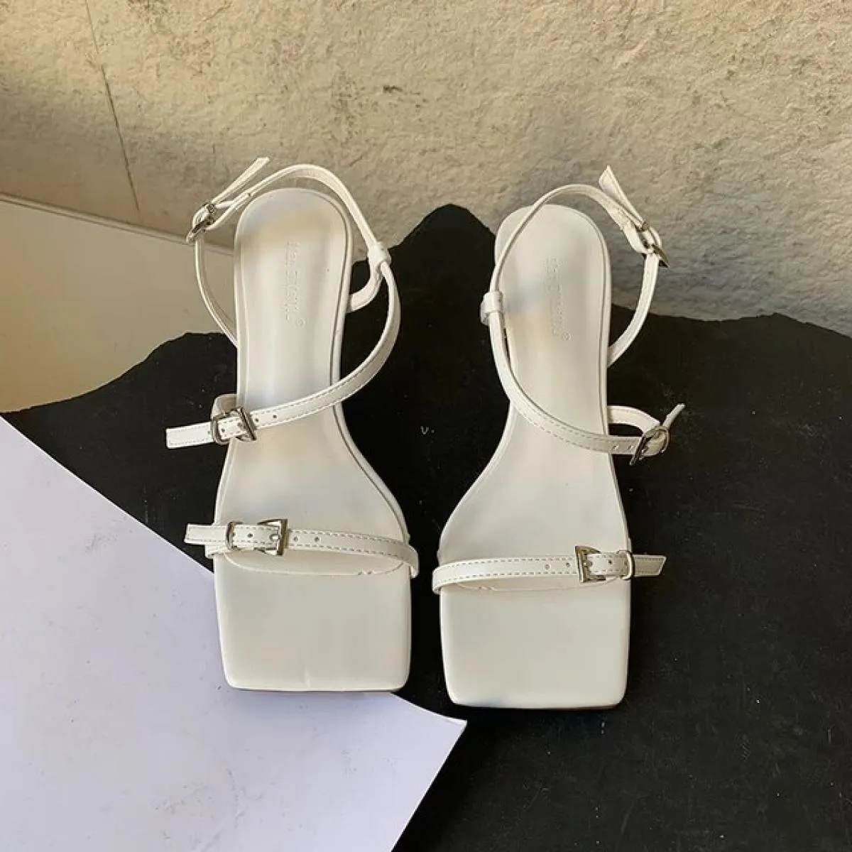 Sandali di design alla moda estiva Donna Nuovo sandalo da donna a fascia stretta Punta quadrata Tacchi alti Scarpe casual da don