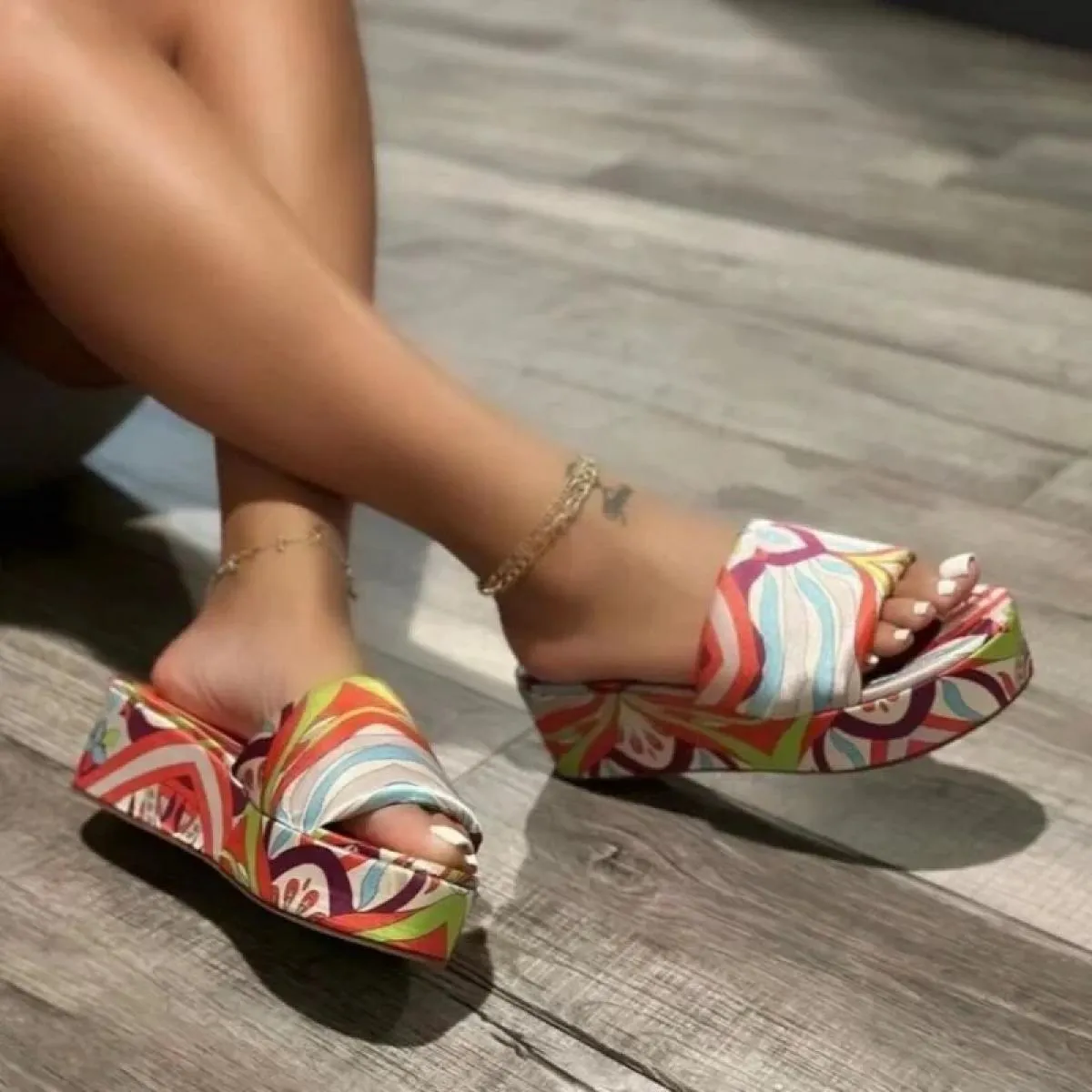 Scarpe da donna in vendita 2023 nuove pantofole da donna con piattaforma estate all'aperto da passeggio da donna con zeppa panto